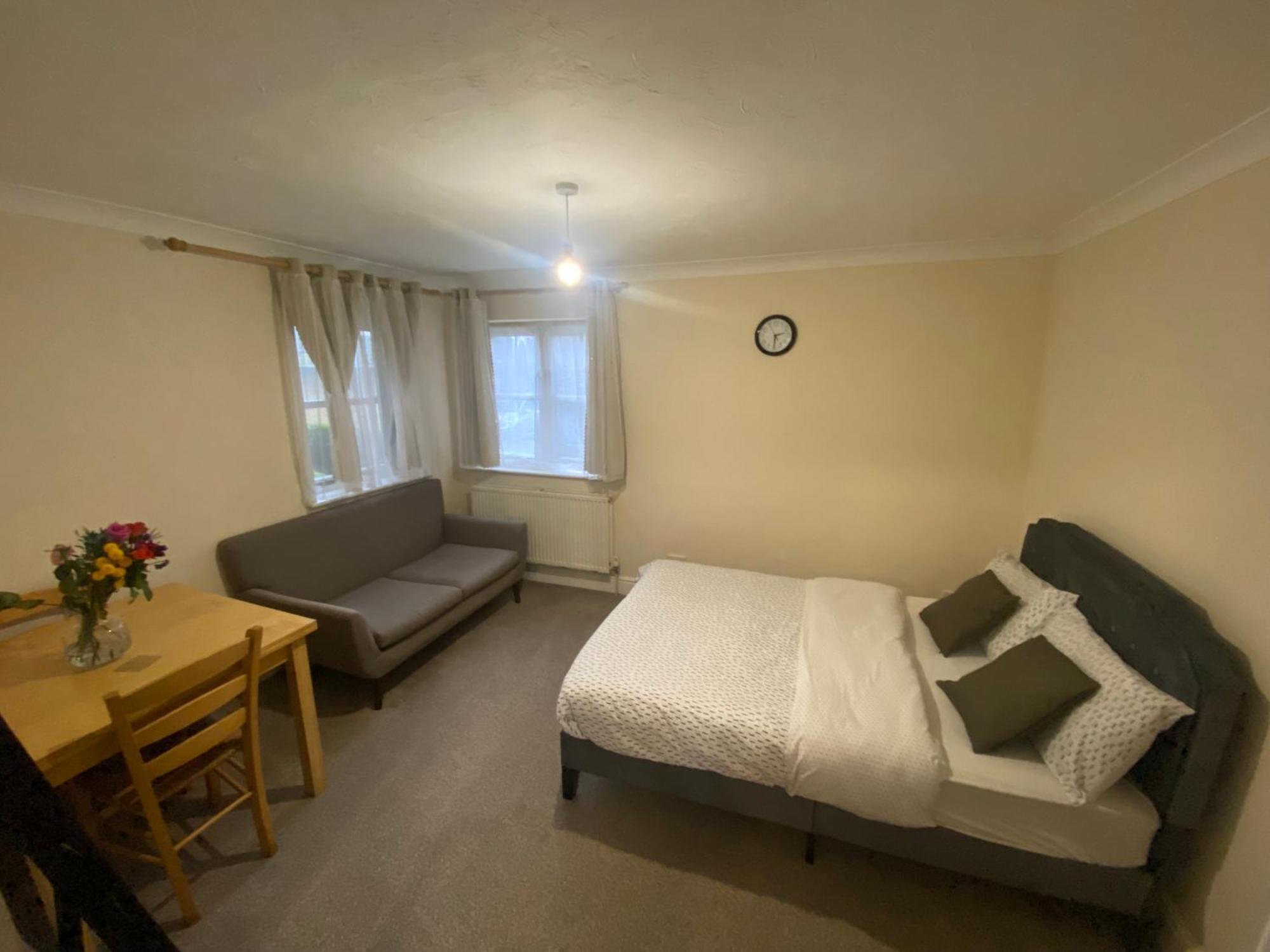 Large Double Bed And Bathroom Оксфорд Екстер'єр фото